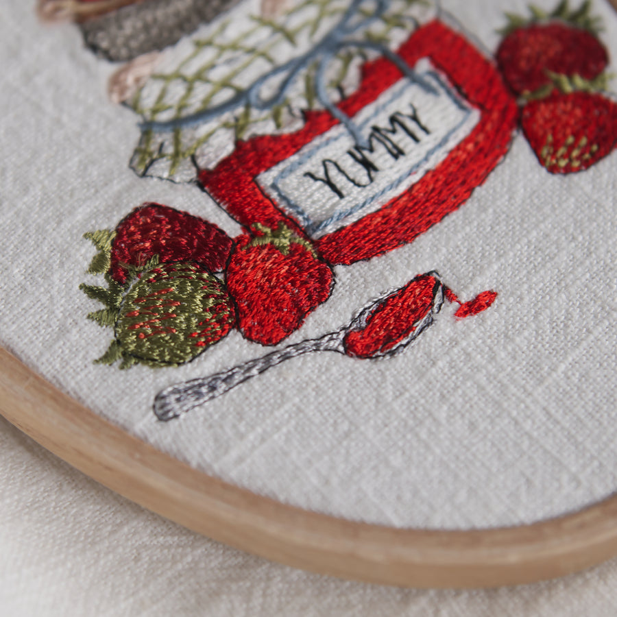 Stickdatei Maus mit Erdbeermarmelade