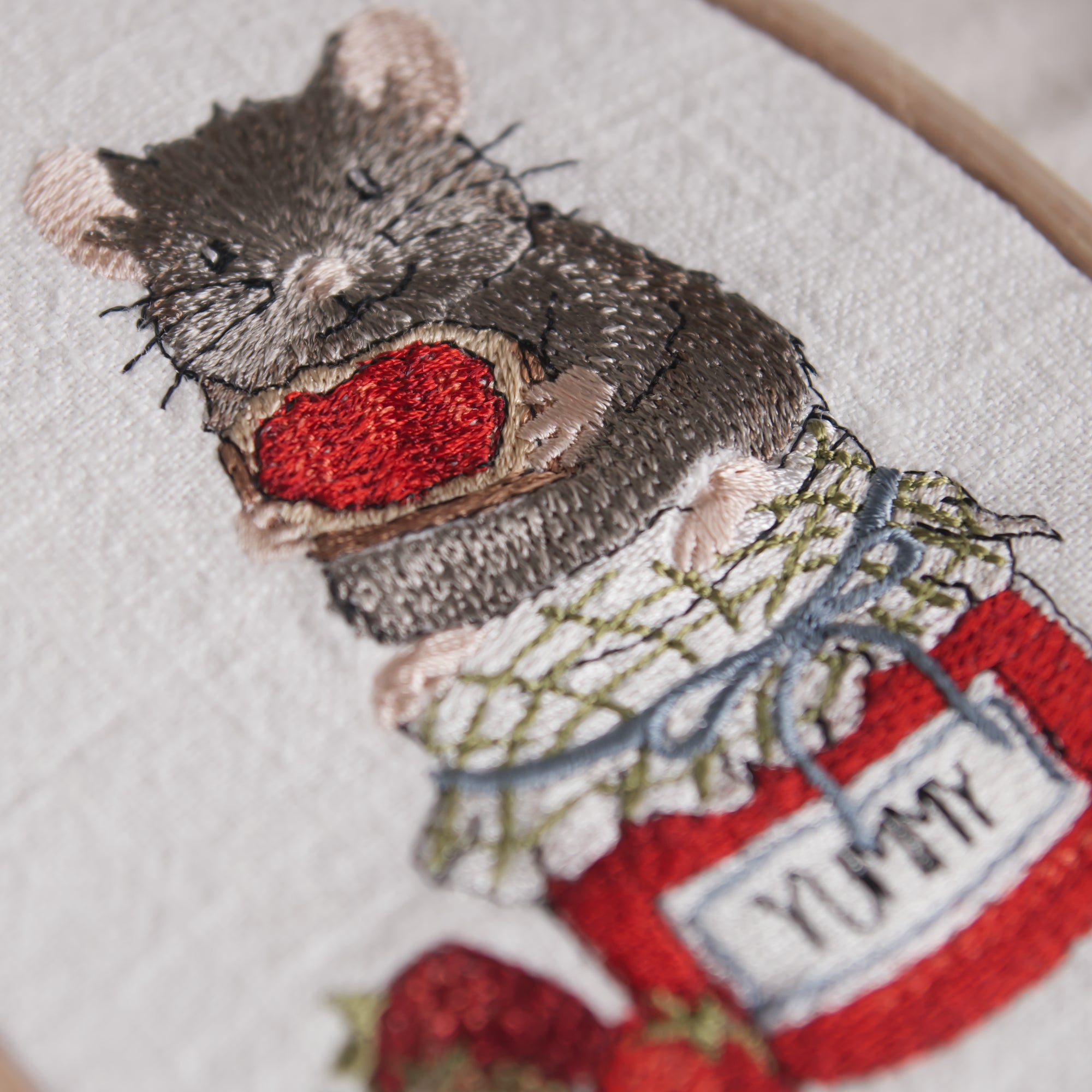 Stickdatei Maus mit Erdbeermarmelade