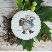 Stickdatei Stickmaschine Maus mit Nusskorb Herbst Winter Weihnachten Cora Design