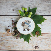 Stickdatei Maus mit Nusskorb – Herbstliches Stickmotiv, kombinierbar mit der Stickdatei Apfelhaus