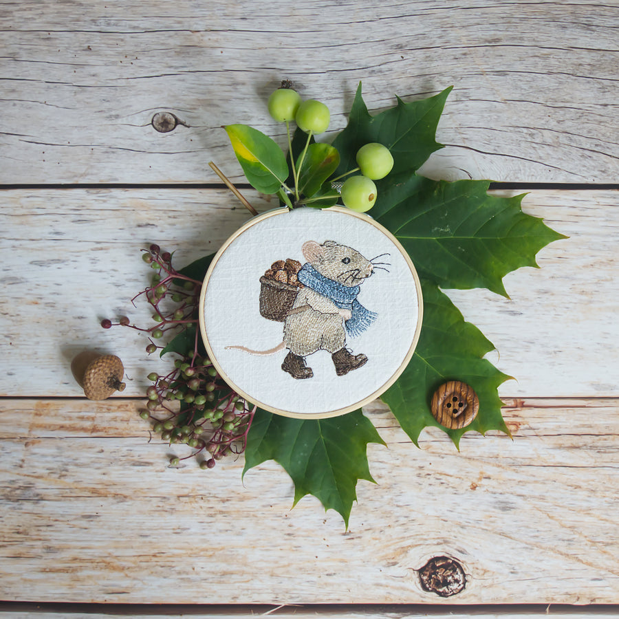 Stickdatei Maus mit Nusskorb – Herbstliches Stickmotiv, kombinierbar mit der Stickdatei Apfelhaus