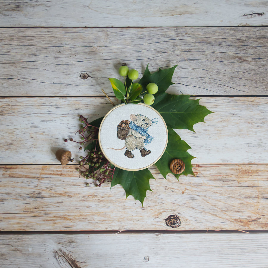 Stickdatei Maus mit Nusskorb – Herbstliches Stickmotiv, kombinierbar mit der Stickdatei Apfelhaus