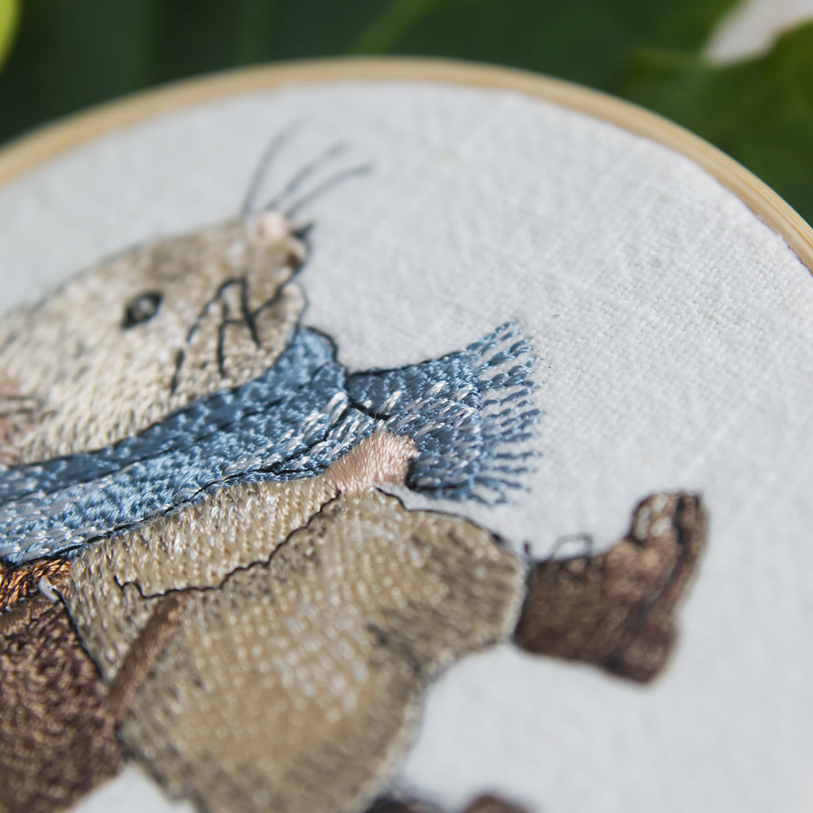 Stickdatei Maus mit Nusskorb – Herbstliches Stickmotiv, kombinierbar mit der Stickdatei Apfelhaus