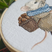 Stickdatei Maus mit Nusskorb – Herbstliches Stickmotiv, kombinierbar mit der Stickdatei Apfelhaus