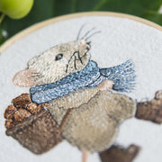Stickdatei Maus mit Nusskorb – Herbstliches Stickmotiv, kombinierbar mit der Stickdatei Apfelhaus