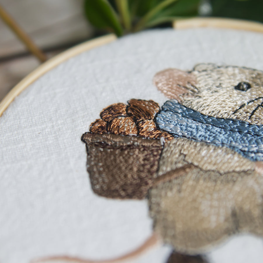 Stickdatei Maus mit Nusskorb – Herbstliches Stickmotiv, kombinierbar mit der Stickdatei Apfelhaus