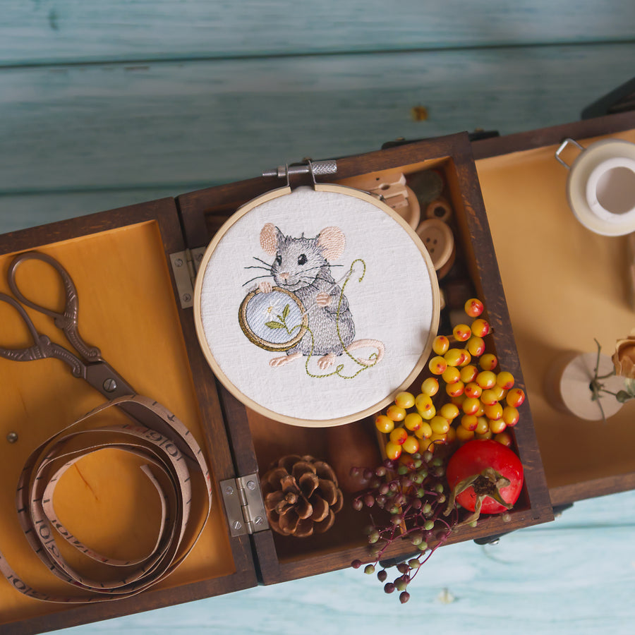 Stickdatei Maus mit Stickrahmen