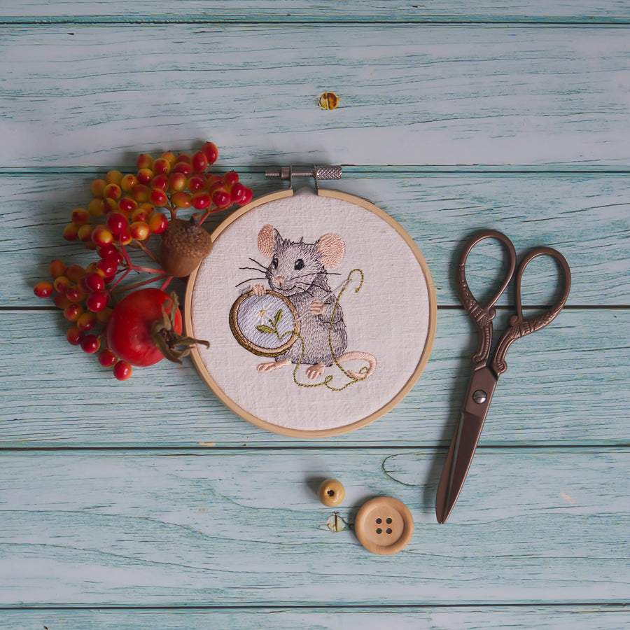 Stickdatei Maus mit Stickrahmen