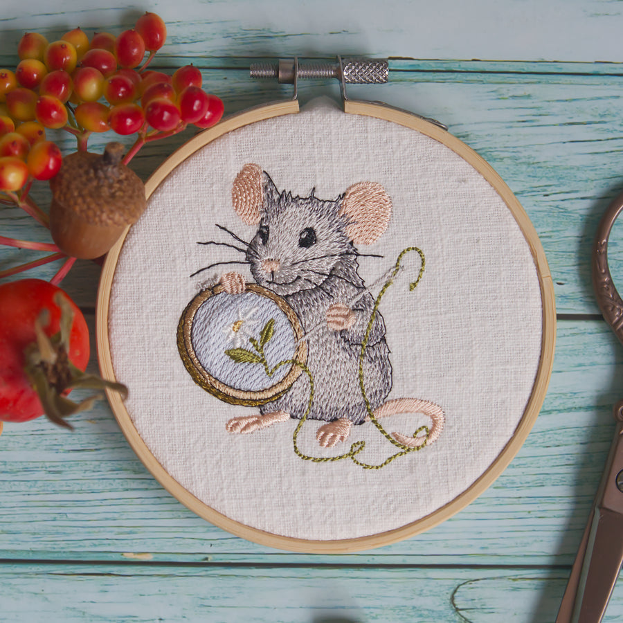 Stickdatei Maus mit Stickrahmen Frühling Sommer Herbst Winter Atelier DIY Maschinensticken Stickmaschine Cora Design