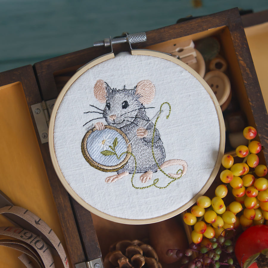 Stickdatei Maus mit Stickrahmen