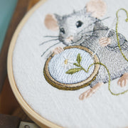 Stickdatei Maus mit Stickrahmen