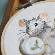 Stickdatei Maus mit Stickrahmen