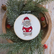 Stickdatei Nikolausmaus – Weihnachtliches Stickmuster mit Maus mit Nikolausmütze