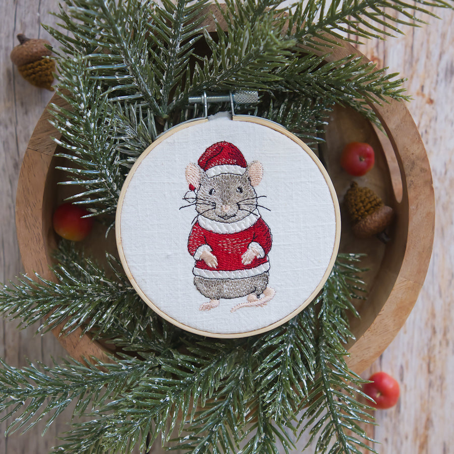 Stickdatei Nikolausmaus – Weihnachtliches Stickmuster mit Maus mit Nikolausmütze