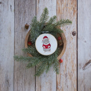 Stickdatei Nikolausmaus – Weihnachtliches Stickmuster mit Maus mit Nikolausmütze