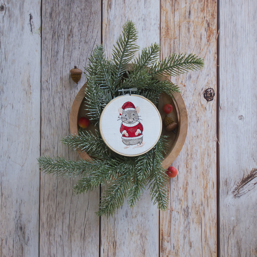 Stickdatei Nikolausmaus – Weihnachtliches Stickmuster mit Maus mit Nikolausmütze