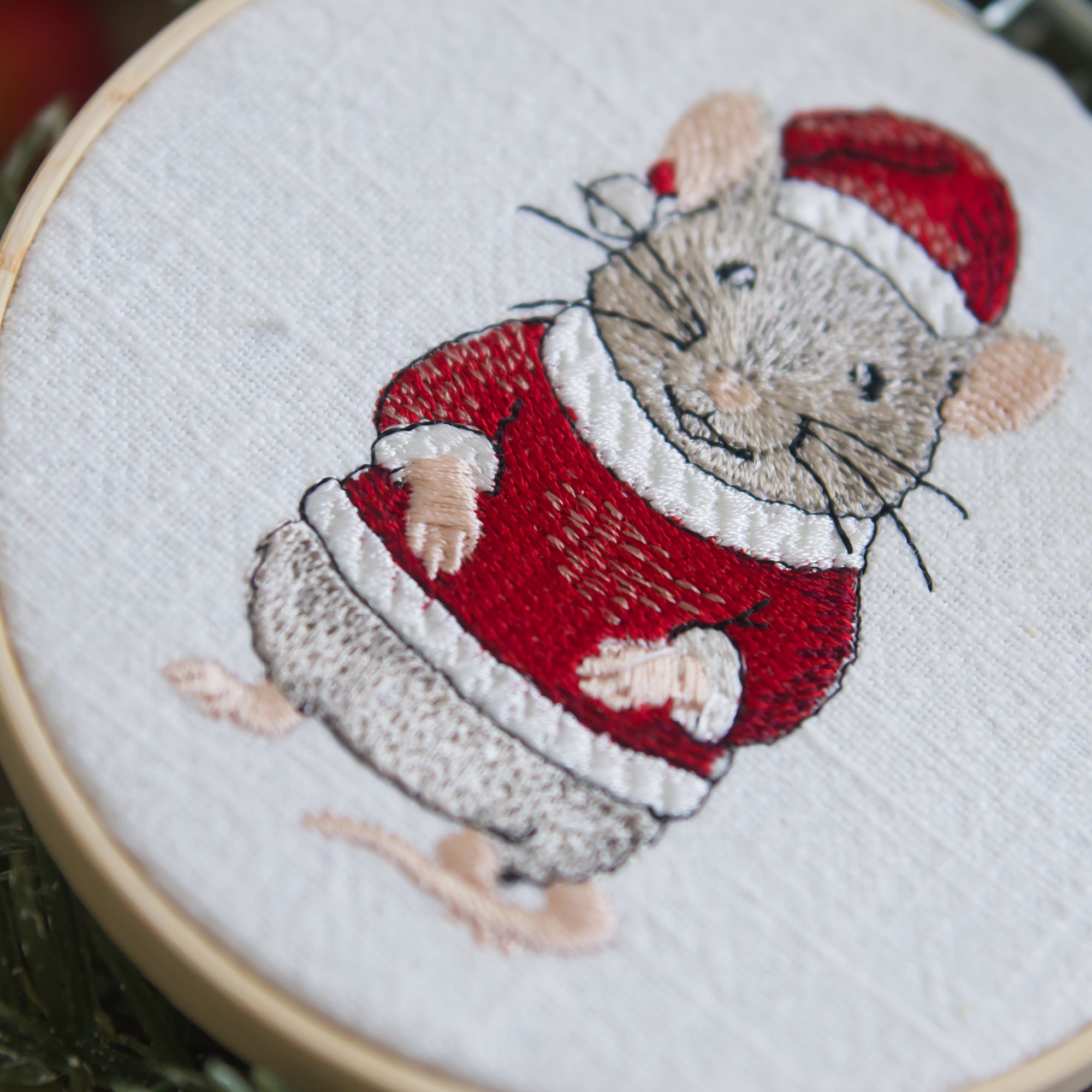 Stickdatei Nikolausmaus – Weihnachtliches Stickmuster mit Maus mit Nikolausmütze