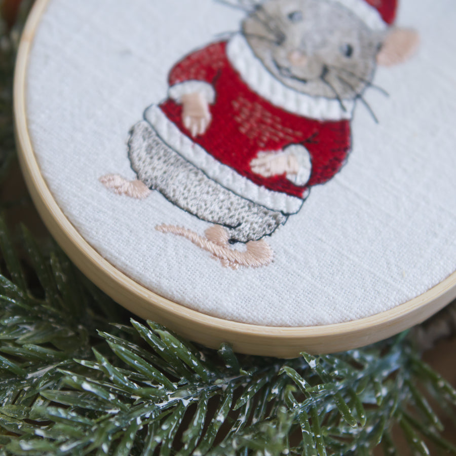 Stickdatei Nikolausmaus – Weihnachtliches Stickmuster mit Maus mit Nikolausmütze