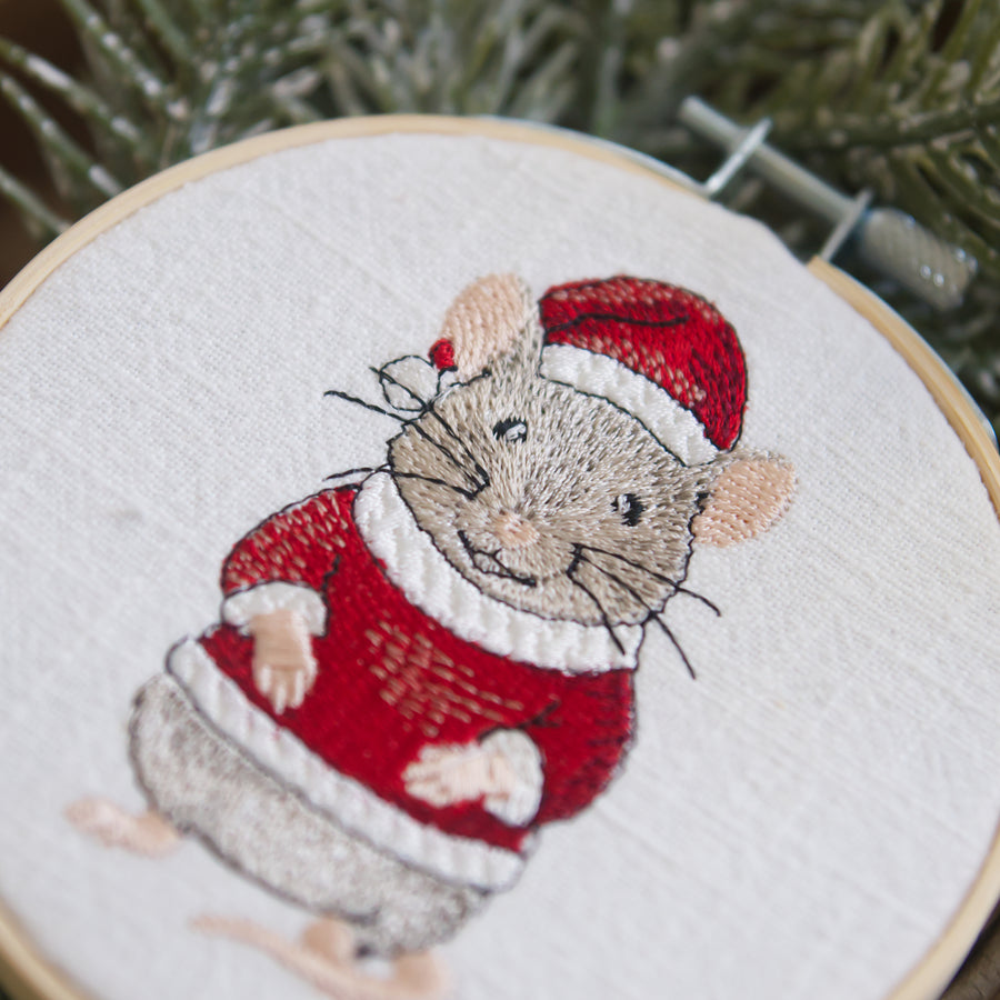 Stickdatei Nikolausmaus – Weihnachtliches Stickmuster mit Maus mit Nikolausmütze