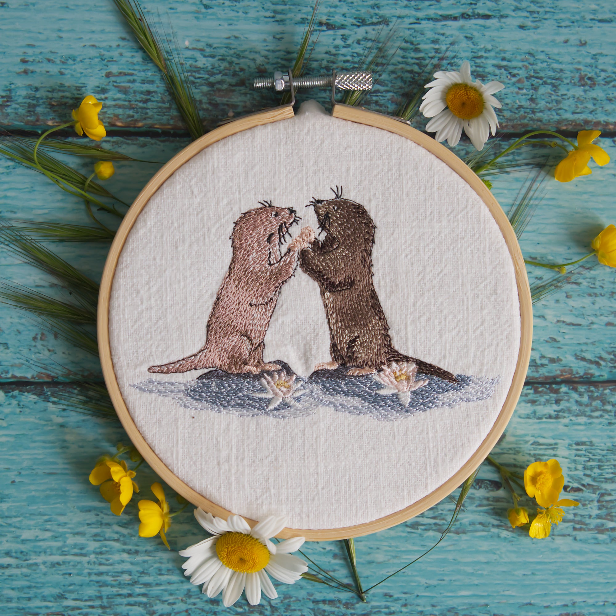 Stickdatei kaufen Stickmaschine Otter Urlaub Sommer Strand Fluß Seerosen Frühling Sommer Herbst Cora Design