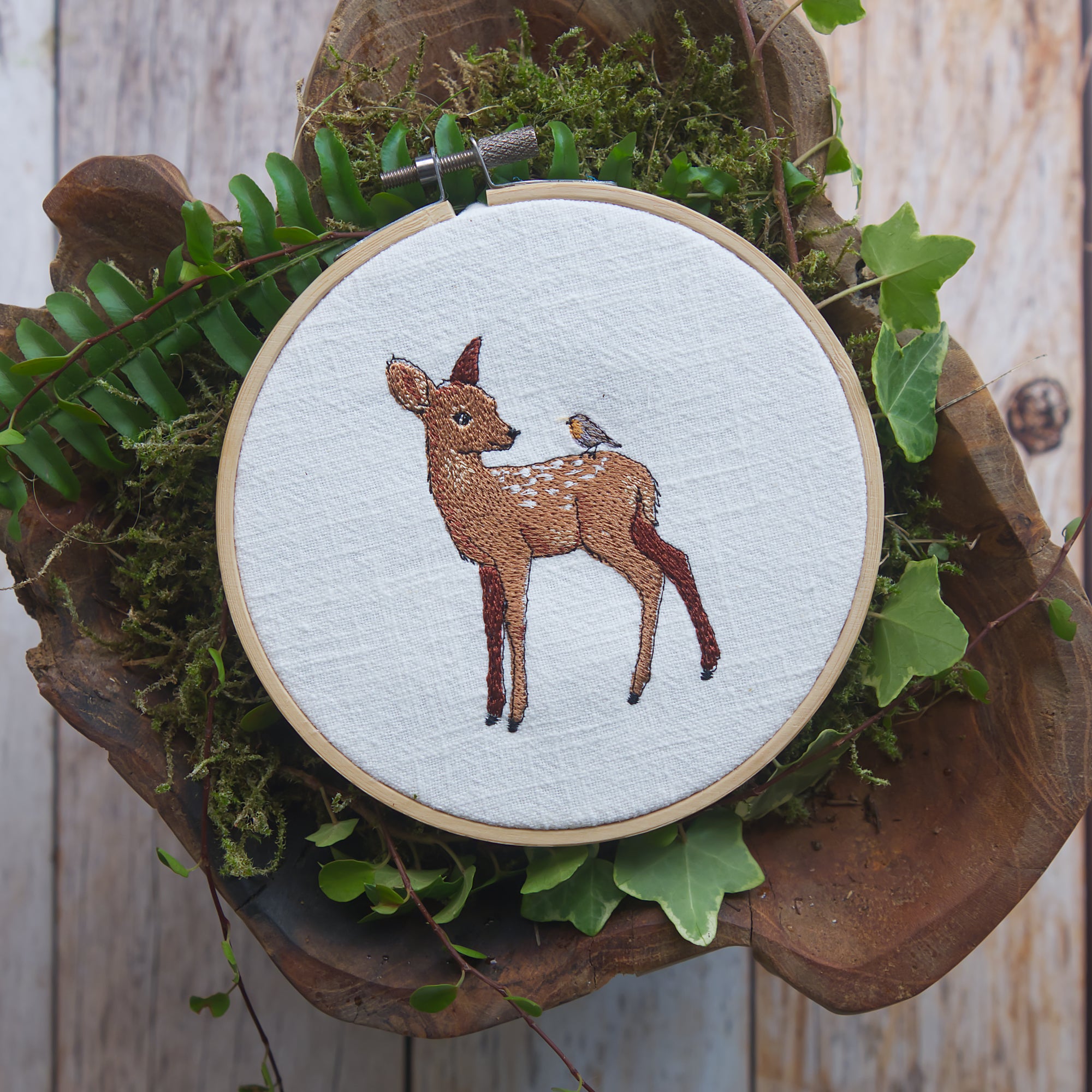 Stickdatei für Stickmaschinen Reh mit Rotkehlchen Weihnachten Winter Frühling Sommer Herbst