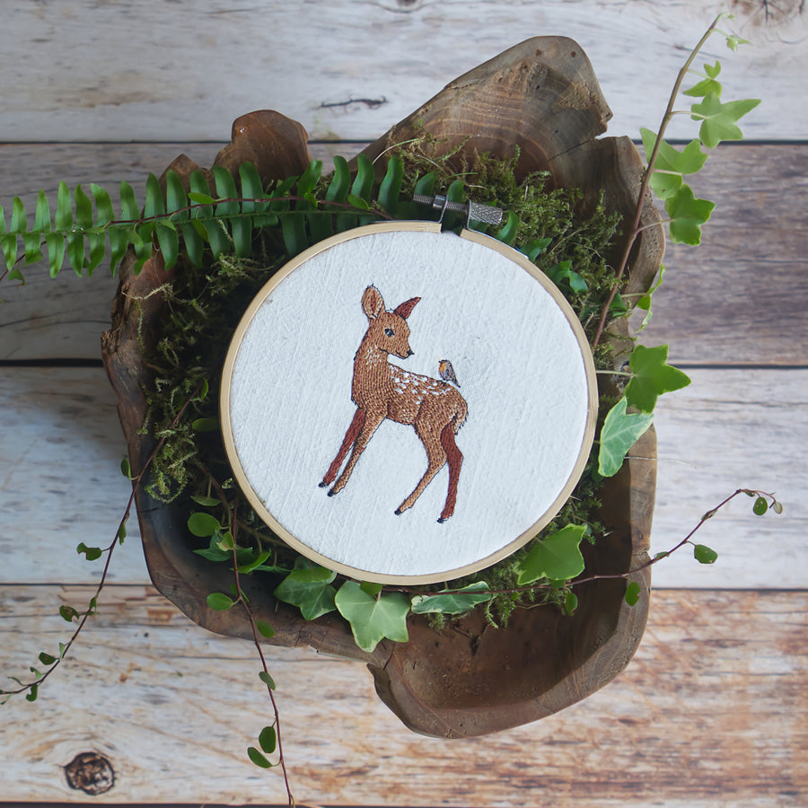 Stickdatei Reh mit Rotkehlchen – romantisches Tiermotiv für Winter & Weihnachten | naturverbundene Stickerei für Geschenke & Deko