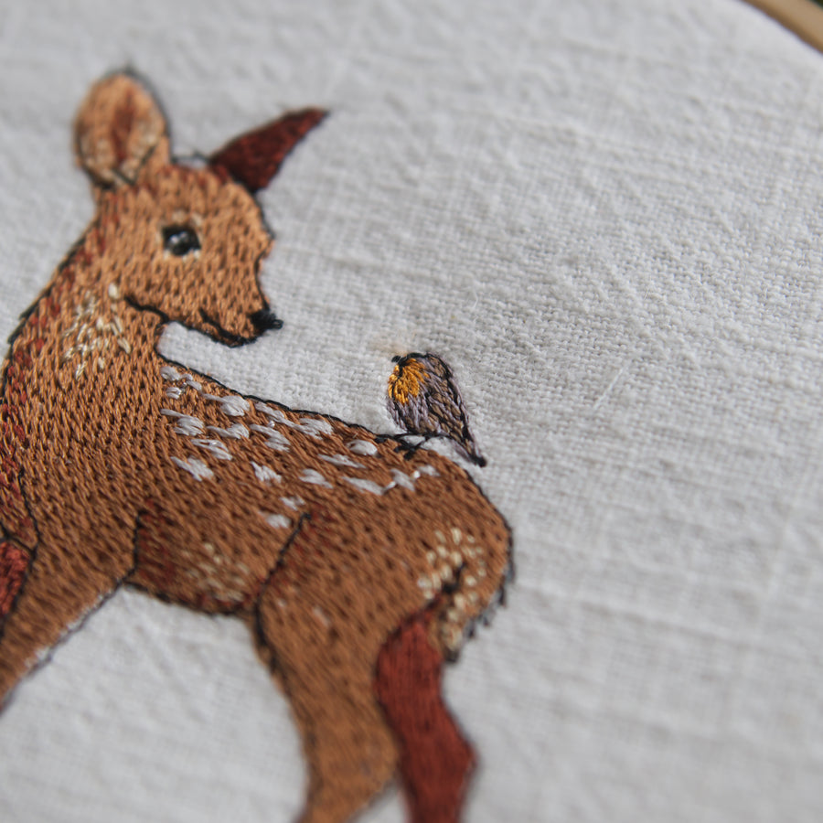 Stickdatei Reh mit Rotkehlchen – romantisches Tiermotiv für Winter & Weihnachten | naturverbundene Stickerei für Geschenke & Deko