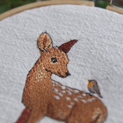 Stickdatei Reh mit Rotkehlchen – romantisches Tiermotiv für Winter & Weihnachten | naturverbundene Stickerei für Geschenke & Deko
