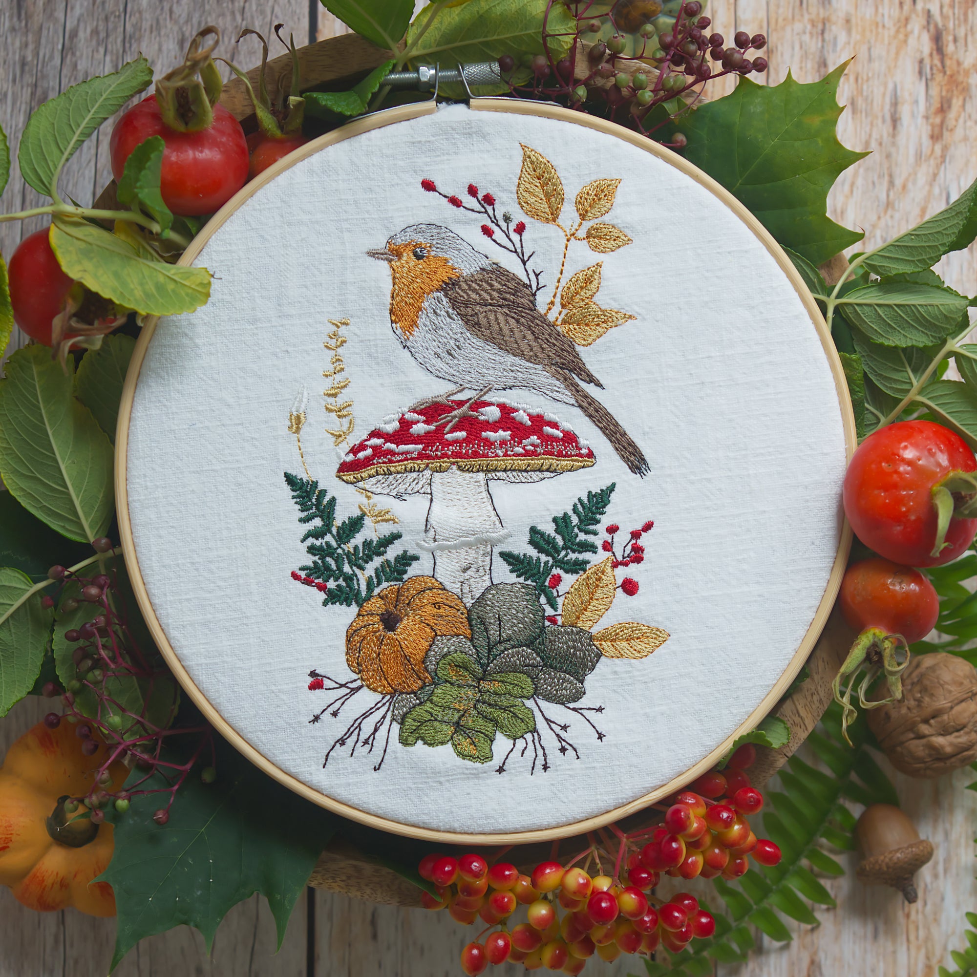 Stickdatei für Stickmaschinen, digitaler download. Rotkehlchen auf einem Fliegenpilz mit Kürbis, Beeren, Farn und herbstlichem Laub