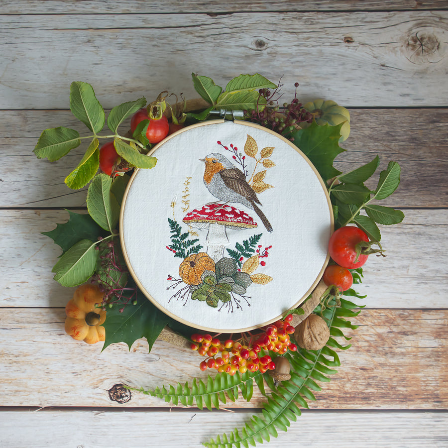 Rotkehlchen und Fliegenpilz – Stickdatei für 13x18 cm Rahmen