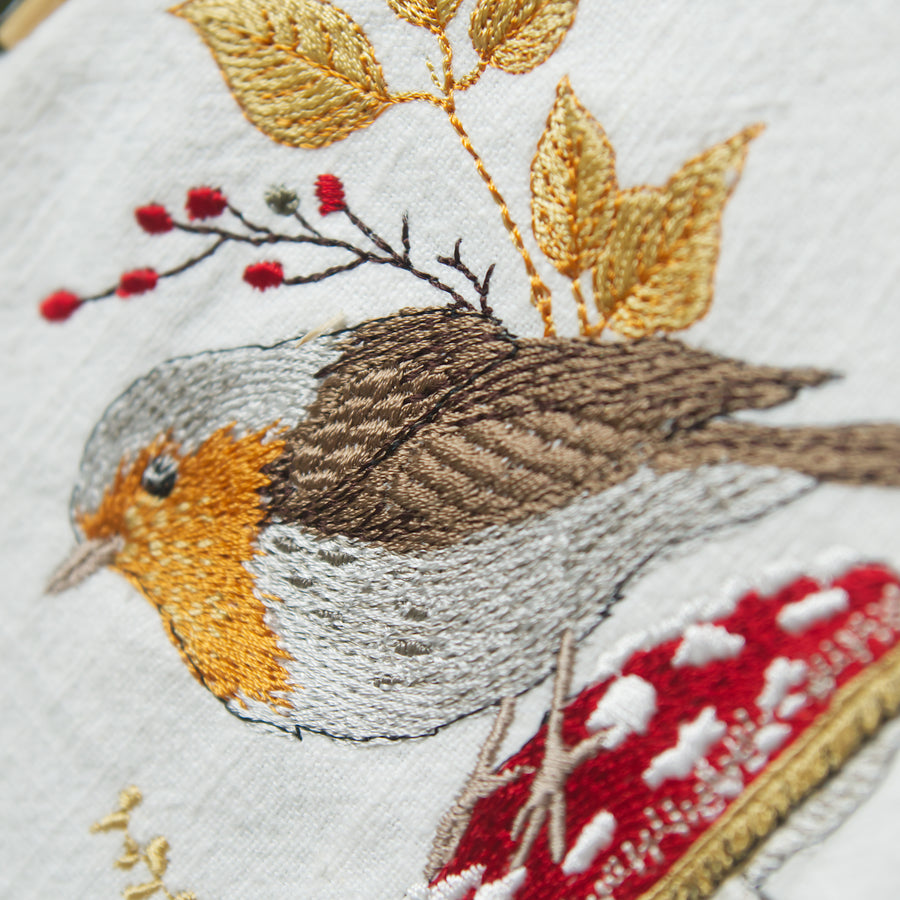 Rotkehlchen und Fliegenpilz – Stickdatei für 13x18 cm Rahmen