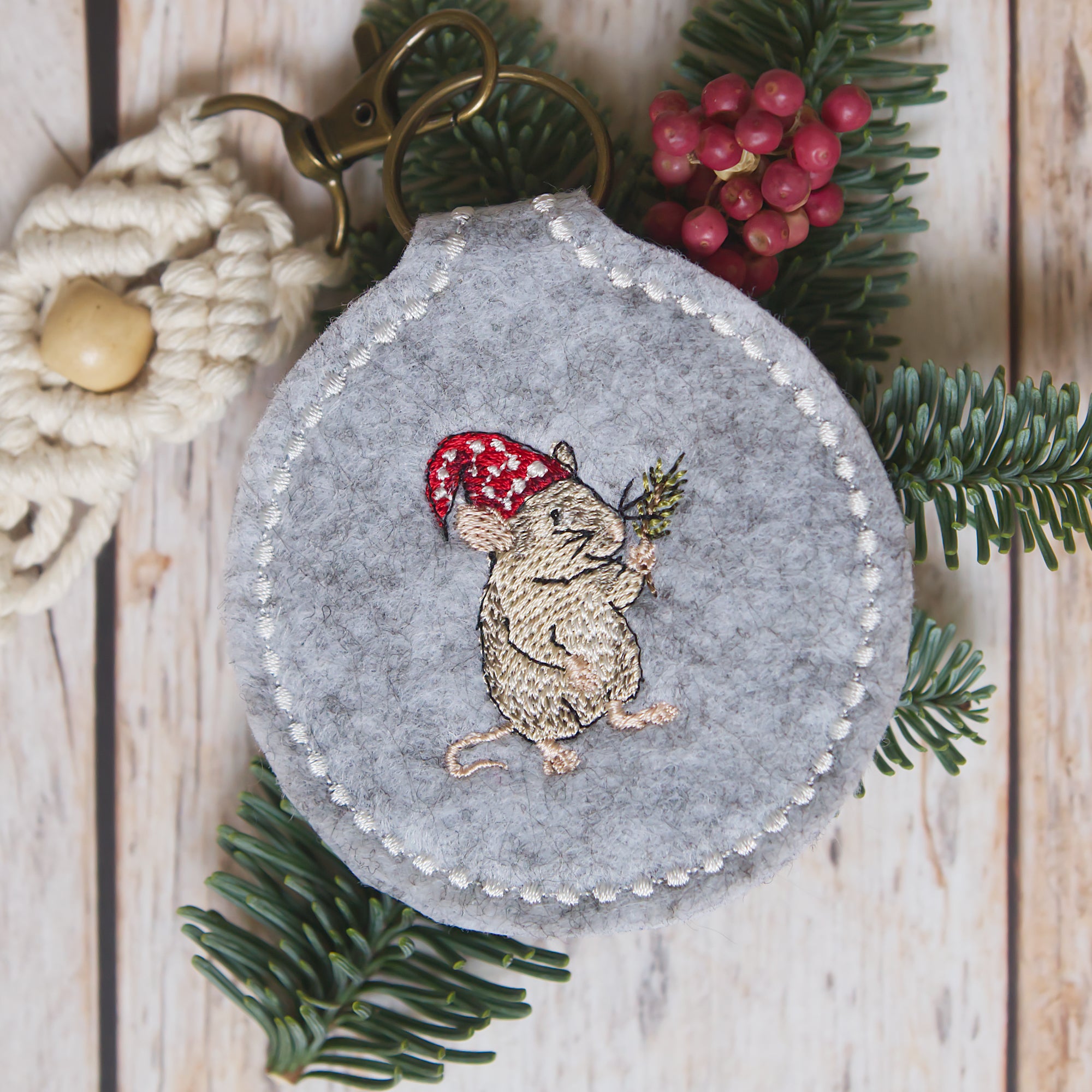 Schlüsselanhänger Wichtelmaus Stickdatei DIY Weihnachten Cora Design hergestellt in Deutschland