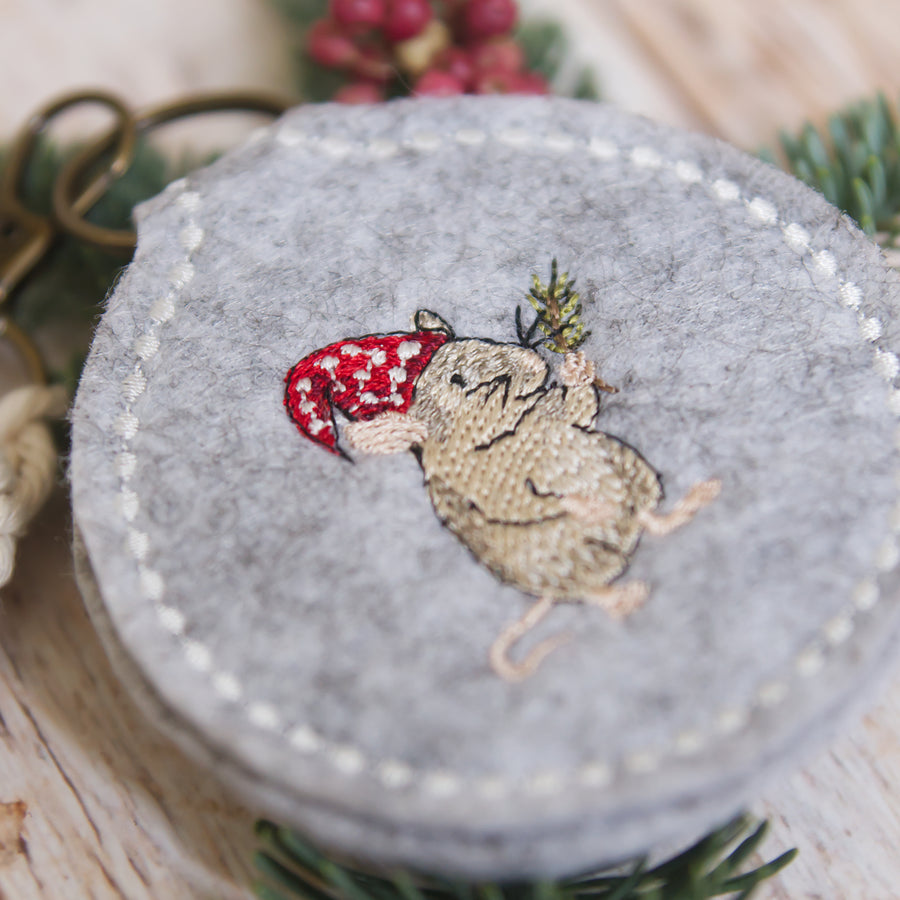 ITH Stickdatei Schlüsselanhänger mit Wichtelmaus