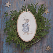 Stickdatei Sterntalermaus für die Stickmaschine, Stickmotiv 13x18 cm, Maus im Nachthemd unter dem Sternenhimmel, Weihnachtsmotiv zum Sticken