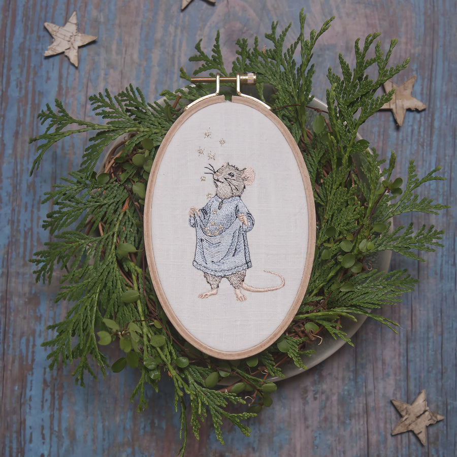 Stickdatei Sterntalermaus für die Stickmaschine, Stickmotiv 13x18 cm, Maus im Nachthemd unter dem Sternenhimmel, Weihnachtsmotiv zum Sticken