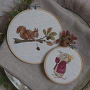 Stickdatei Eichhörnchen mit Haselnuss