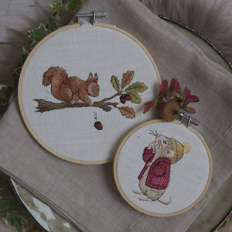 Stickdatei Eichhörnchen mit Haselnuss