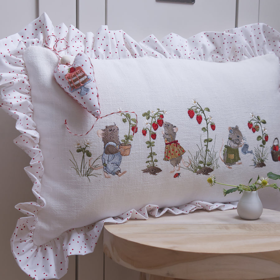 Stickdateien Bundle Erdbeermäuse mit Mäusen und Erdbeerpflanzen in Stickrahmen für Maschinenstickerei von Cora Design