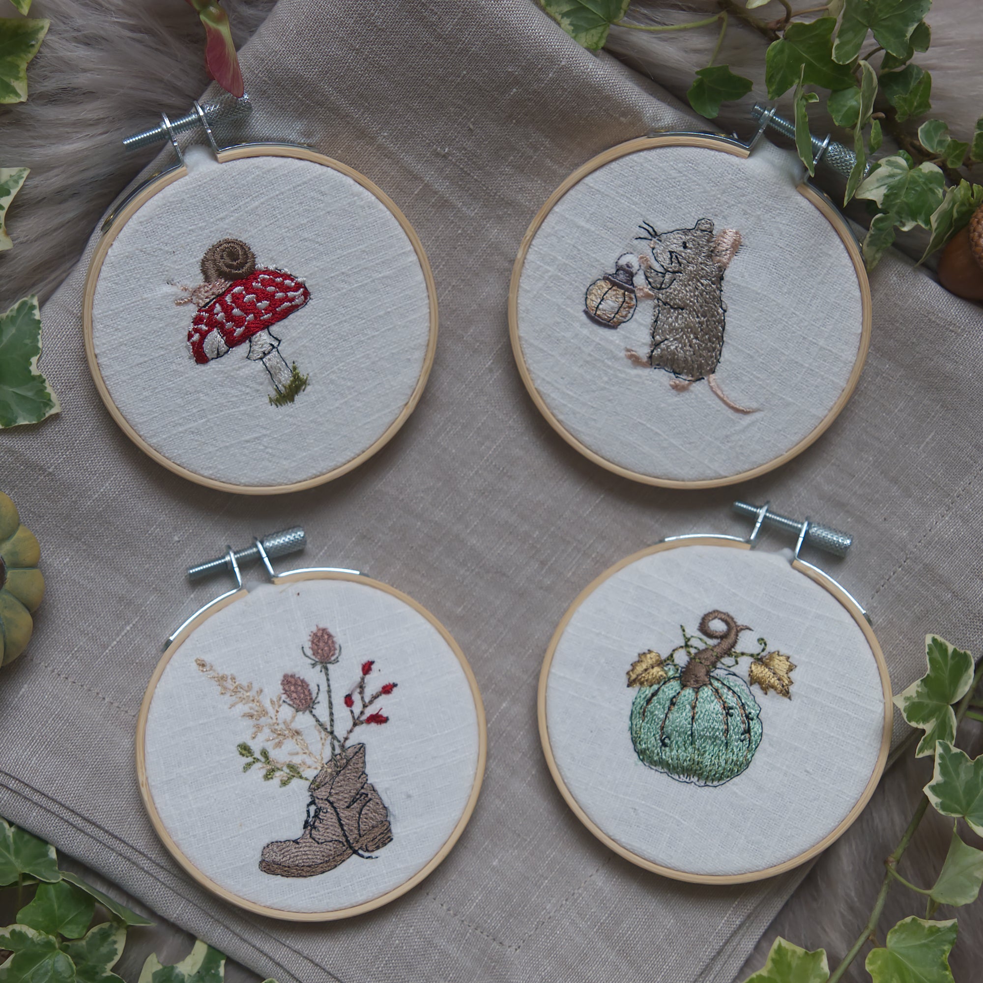 Stickdatei Herbst-Minis, Mini-Set mit Stiefel, Maus mit Lämpchen, Kürbis und Pilz mit Schnecke, Rahmengröße 10x10 cm