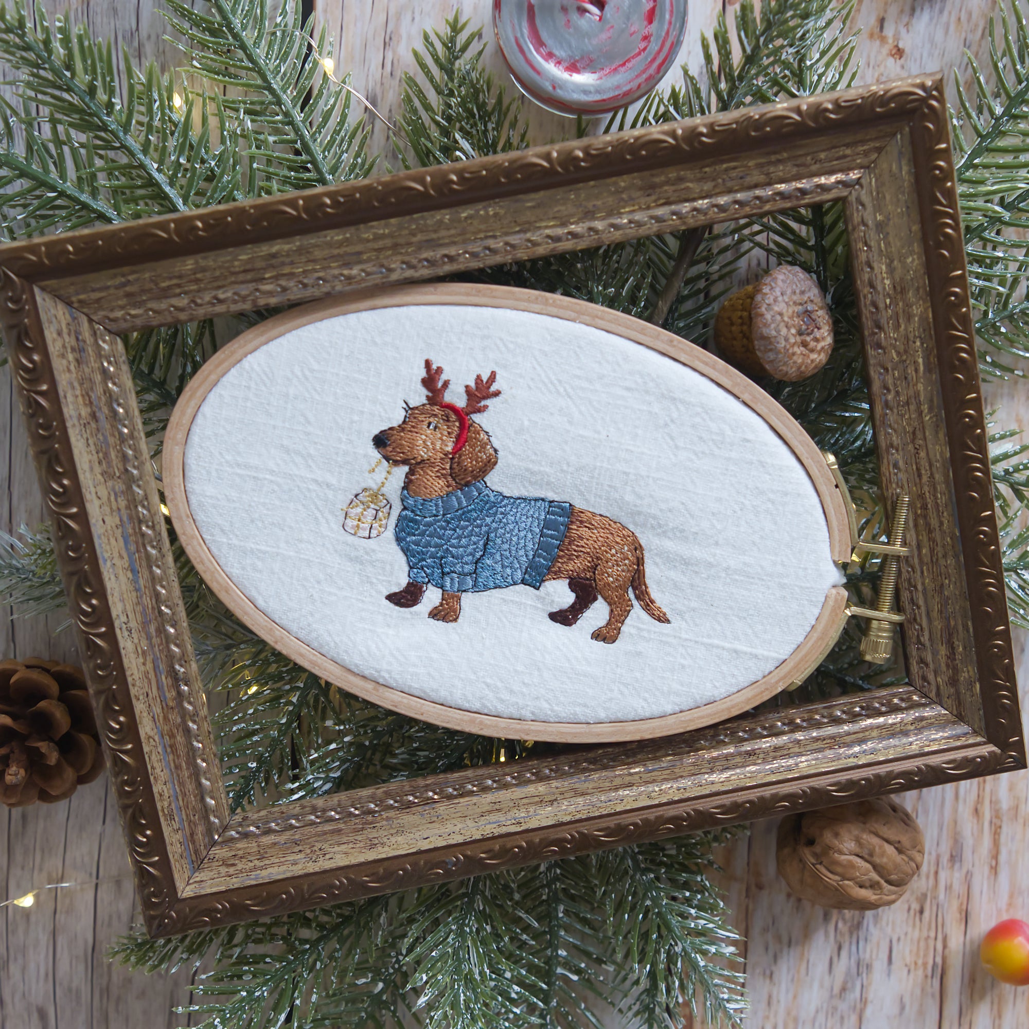 Stickdatei Weihnachtsdackel im blauen Pullover mit Rentiergeweih und Laterne • Winterliches Stickmuster Hund • Festliche Stickdatei für Handarbeiten & Deko.