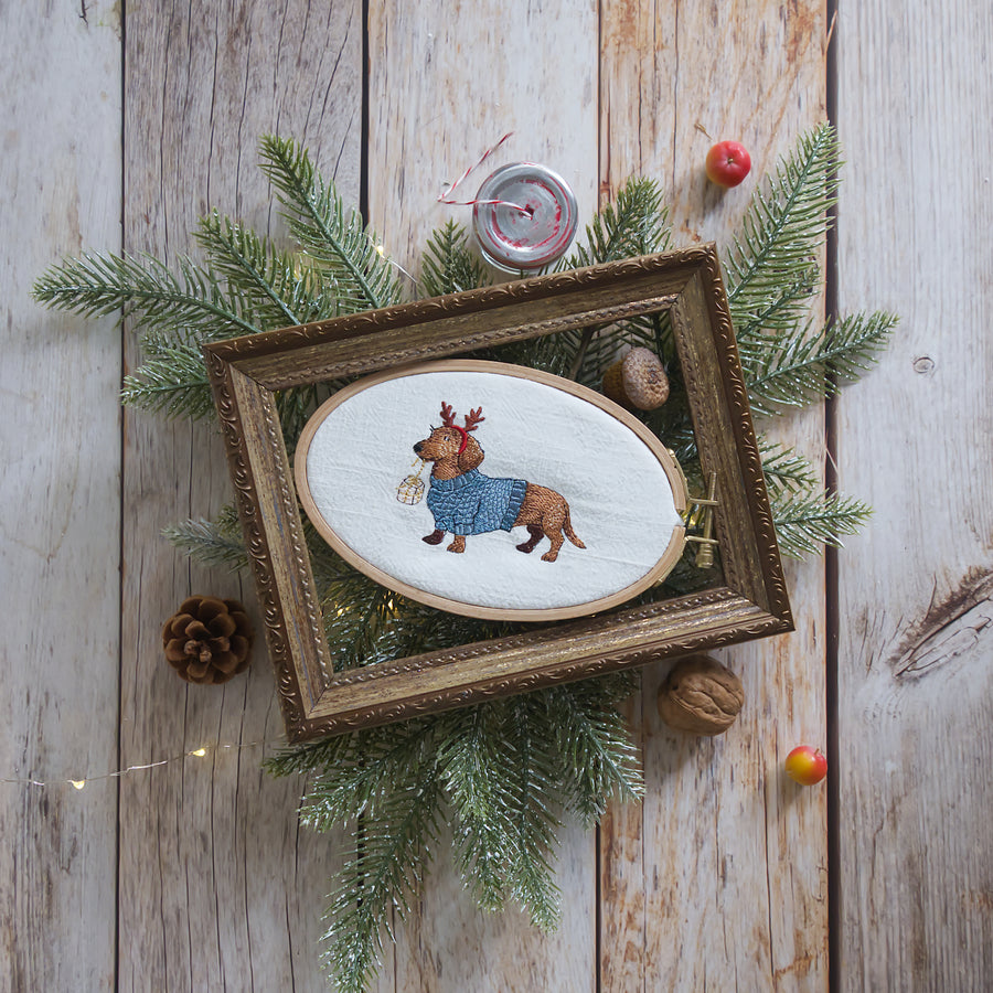 Stickdatei Weihnachtsdackel – Weihnachtliches Stickmuster Hund mit Pullover & Geweih • Winter Stickdatei für festliche Handarbeiten