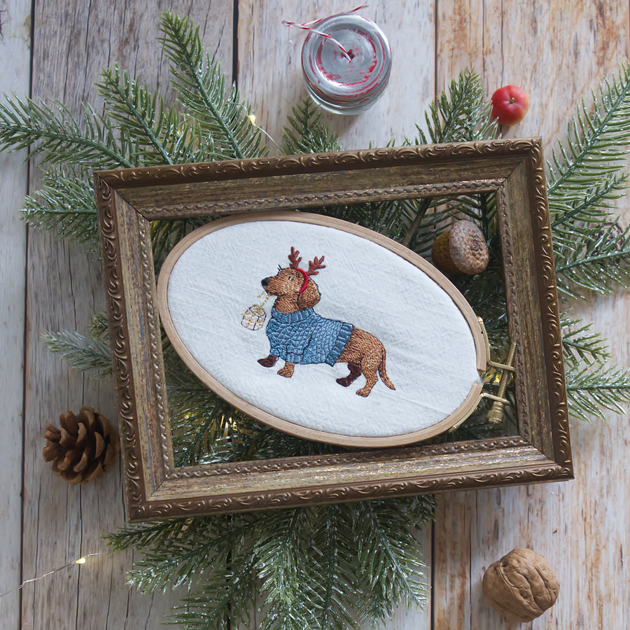 Stickdatei Weihnachtsdackel – Weihnachtliches Stickmuster Hund mit Pullover & Geweih • Winter Stickdatei für festliche Handarbeiten