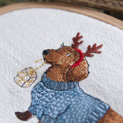 Stickdatei Weihnachtsdackel – Weihnachtliches Stickmuster Hund mit Pullover & Geweih • Winter Stickdatei für festliche Handarbeiten