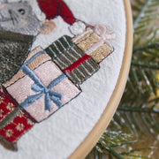 Stickdatei Schlittenfahrt – Aufwendiges Stickmuster Maus mit Pferd & Geschenken • Fröhlich-winterliche Stickdatei für Weihnachten & Deko