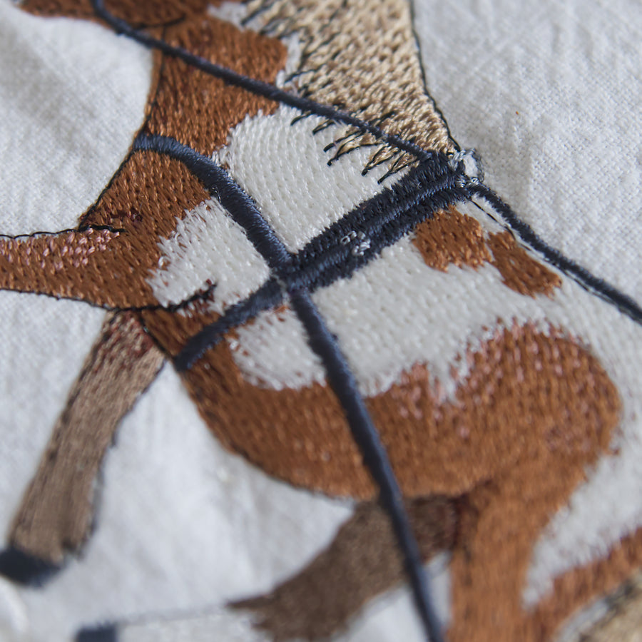 Stickdatei Schlittenfahrt – Aufwendiges Stickmuster Maus mit Pferd & Geschenken • Fröhlich-winterliche Stickdatei für Weihnachten & Deko