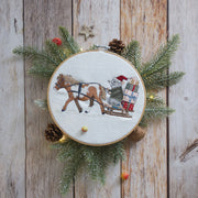 Stickdatei Schlittenfahrt – Aufwendiges Stickmuster Maus mit Pferd & Geschenken • Fröhlich-winterliche Stickdatei für Weihnachten & Deko