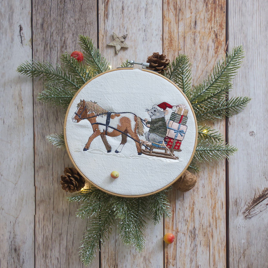 Stickdatei Schlittenfahrt – Aufwendiges Stickmuster Maus mit Pferd & Geschenken • Fröhlich-winterliche Stickdatei für Weihnachten & Deko