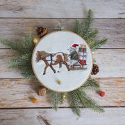 Stickdatei Schlittenfahrt – Aufwendiges Stickmuster Maus mit Pferd & Geschenken • Fröhlich-winterliche Stickdatei für Weihnachten & Deko