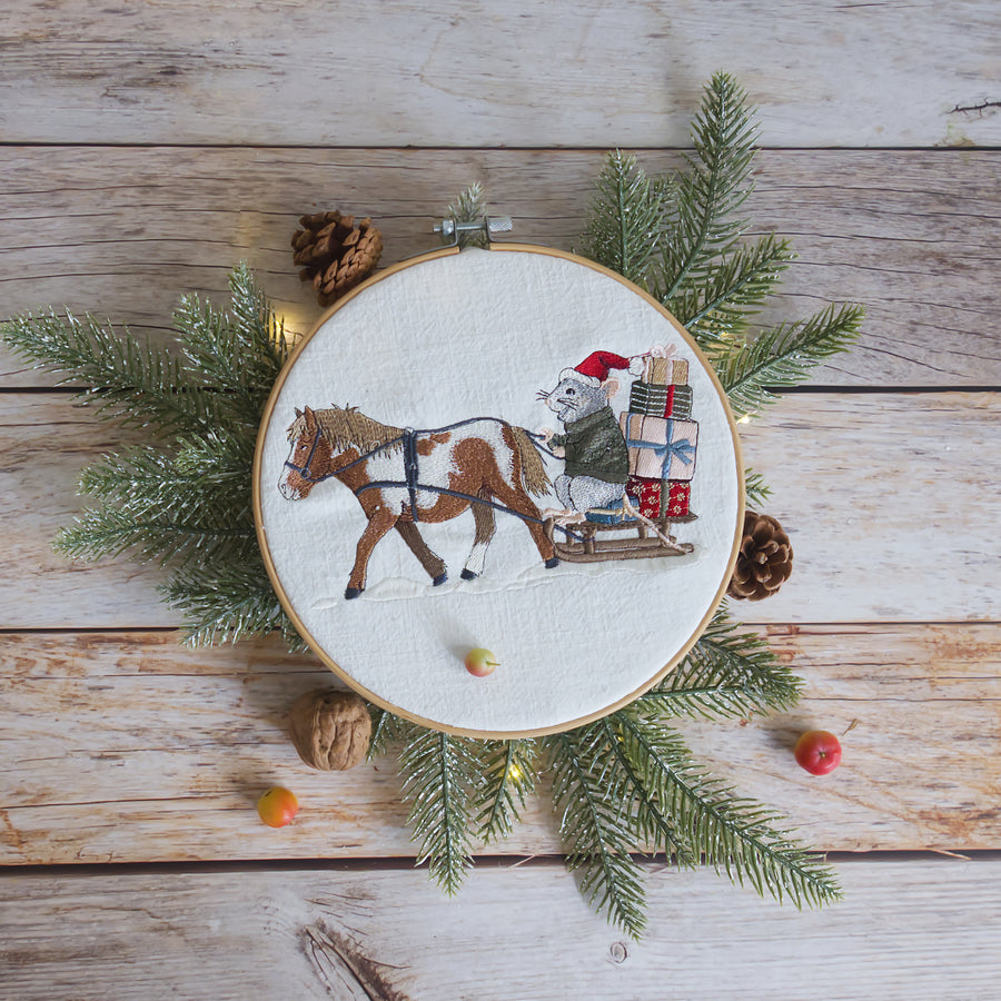 Stickdatei Schlittenfahrt – Aufwendiges Stickmuster Maus mit Pferd & Geschenken • Fröhlich-winterliche Stickdatei für Weihnachten & Deko