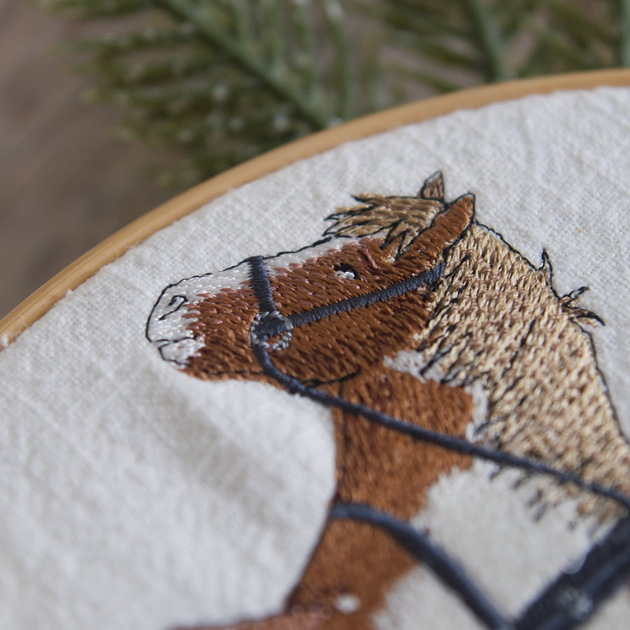 Stickdatei Schlittenfahrt – Aufwendiges Stickmuster Maus mit Pferd & Geschenken • Fröhlich-winterliche Stickdatei für Weihnachten & Deko